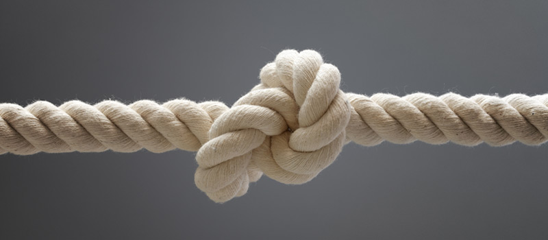 Imagem de una cuerda con nudo representando resistencia.