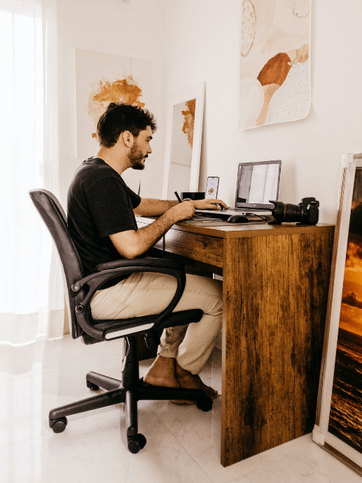 Hombre sentado frente a un ordenador