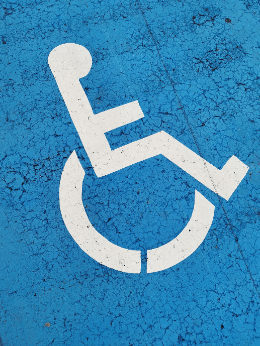 Fondo azul con silueta de persona en silla de ruedas