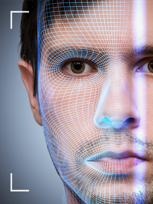 Escáner biométrico escaneando la cara de un hombre.