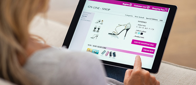 Una persona haciendo compras online en una tablet.