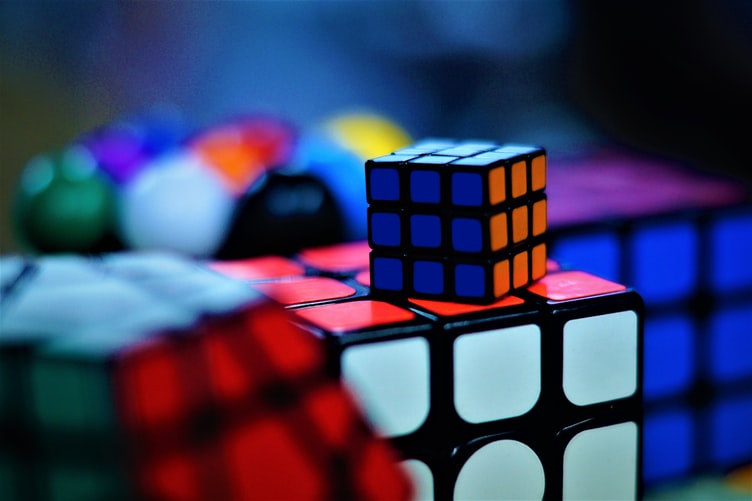 Varios cubos de Rubik