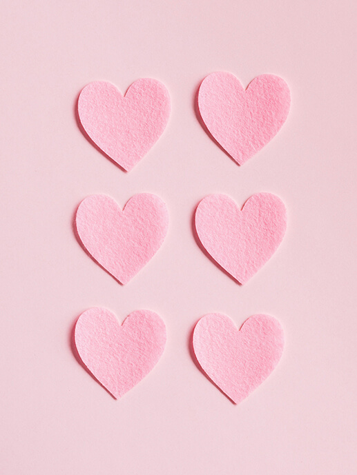 Seis corazones rosas