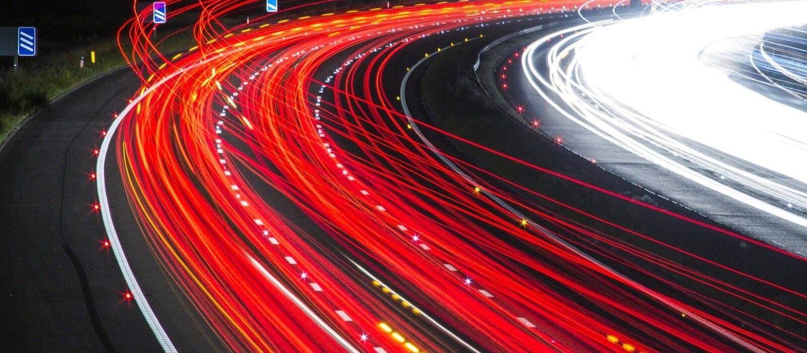 Babel Big Data Compañía Logística Global. Panorámica de la curva de una autopista con coches a toda velocidad