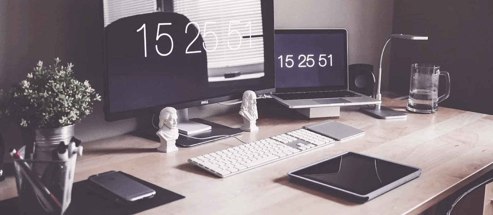 Babel Digital Workplace Renta4. Panorámica de un escritorio con múltiples dispositivos 