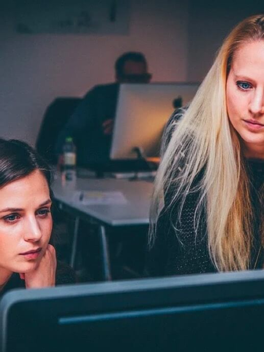 Babel Digital Workplace Tirea.  Mujeres delante de una pantalla de ordenador
