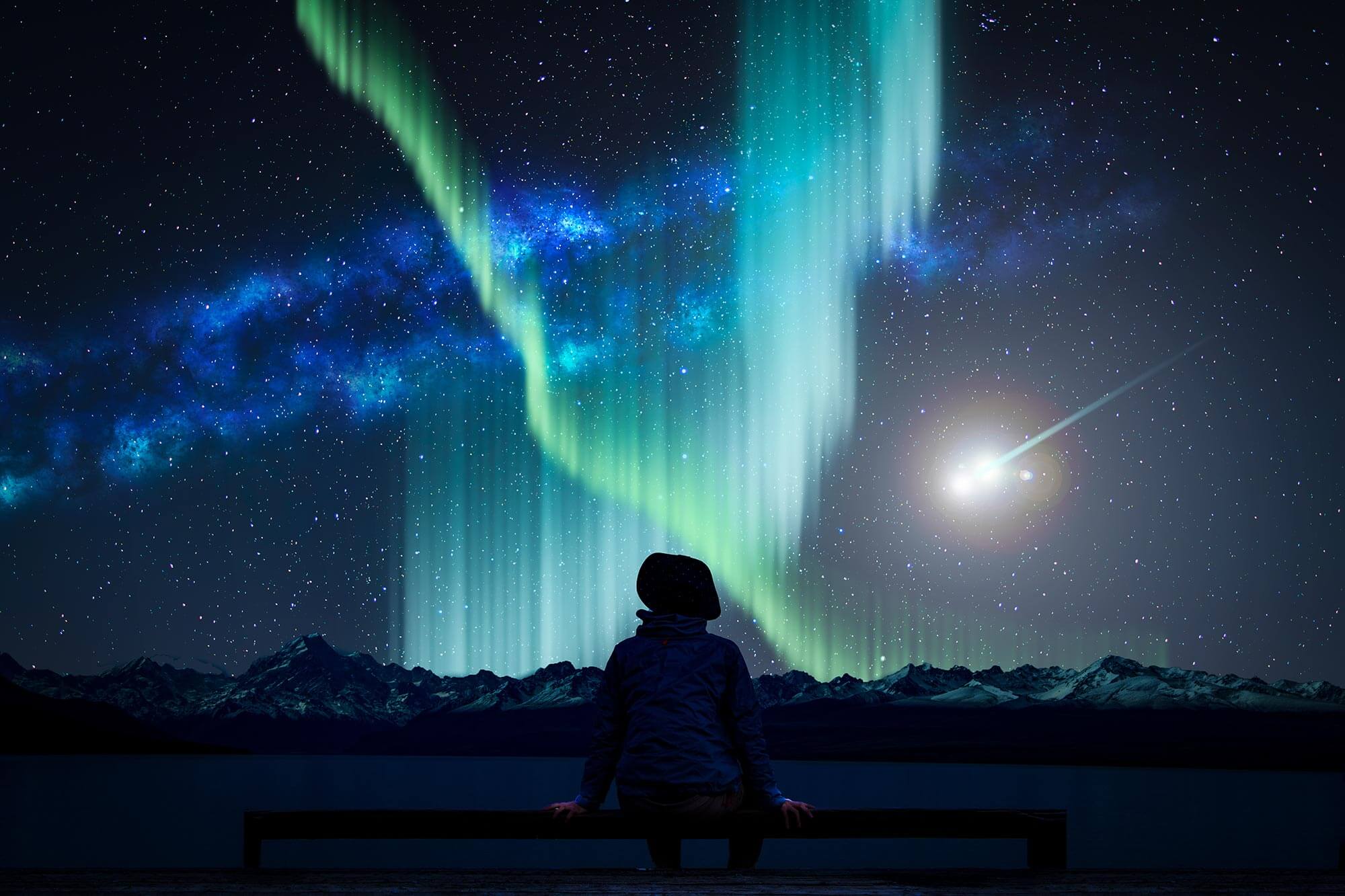 Garçon regardant les aurores boréales