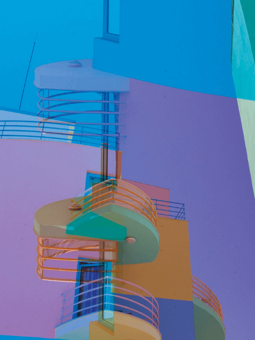 Escaleras de caracol en edificio multicolor