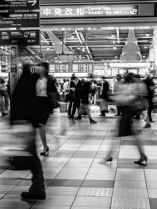 Personas caminando en una estación de tren.