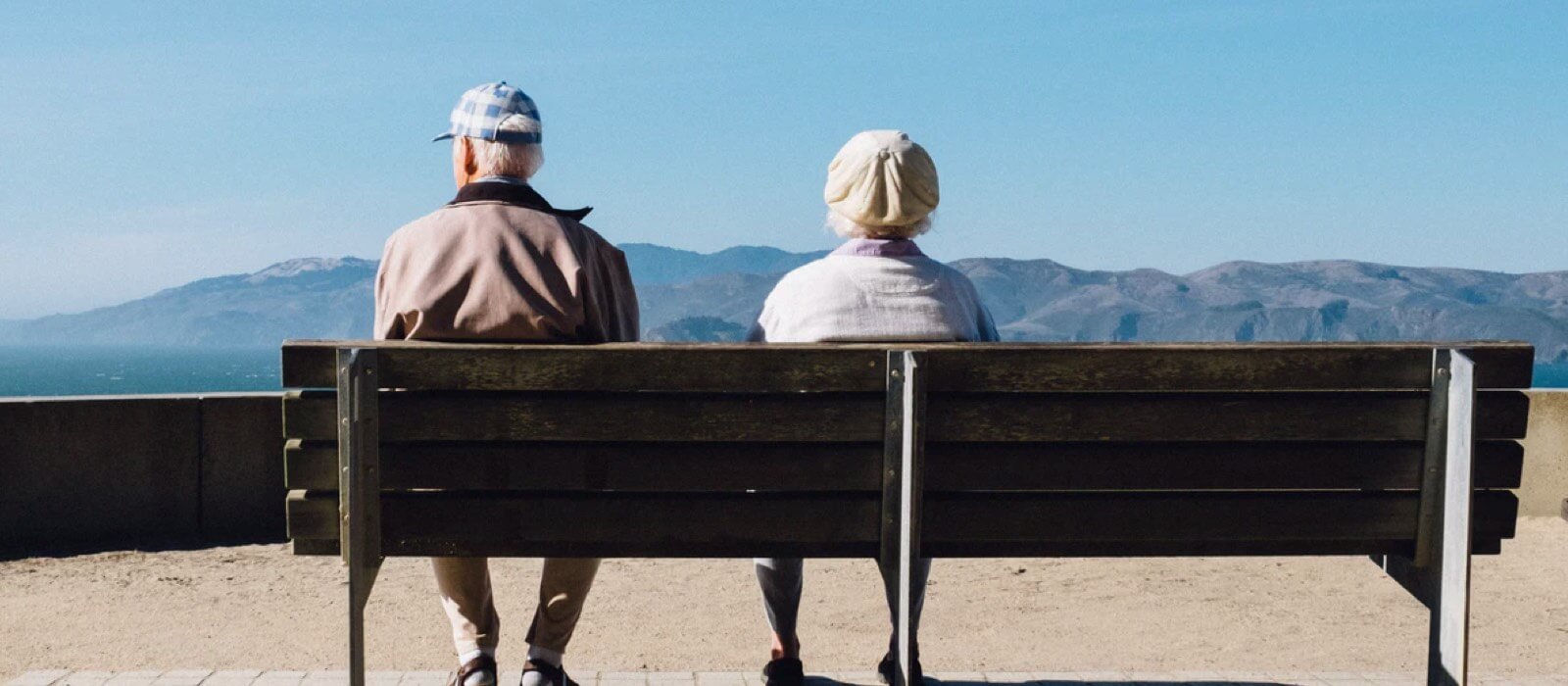 Babel Social Security and Employment Social Security. An elderly couple sitting on a bench looking at the horizon