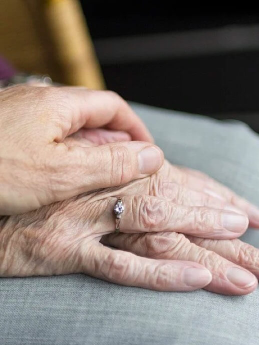 Segurança Social Babel e Emprego Segurança Social. Detalhe das mãos de um casal de idosos.