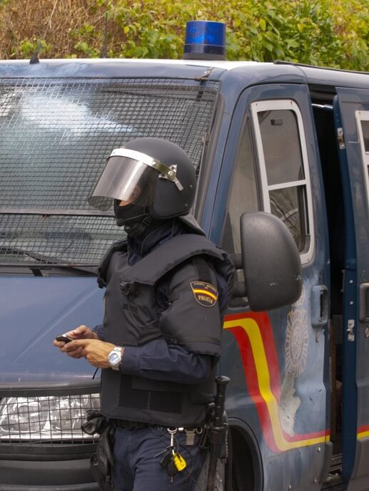 Polícia de Segurança e Defesa da Babel. Um polícia com um capacete e colete à prova de bala
