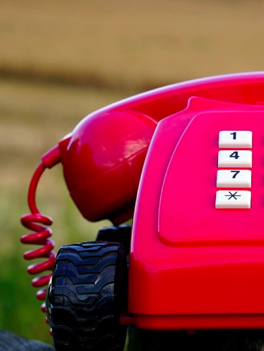 Babel Seguros Linea Directa. Telefone vermelho com rodas representativas da marca