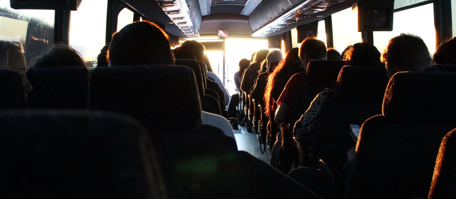 Babel Transportes Alsa. Interior de un autobús repleto de pasajeros
