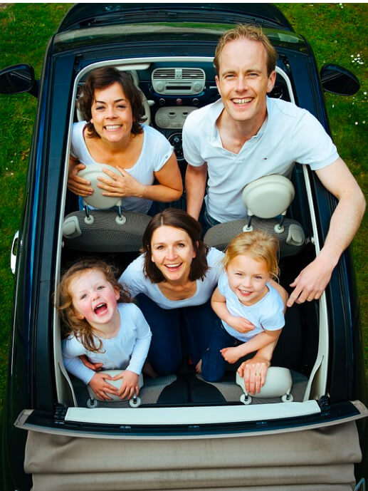Babel Seguros. Familia Feliz en un coche
