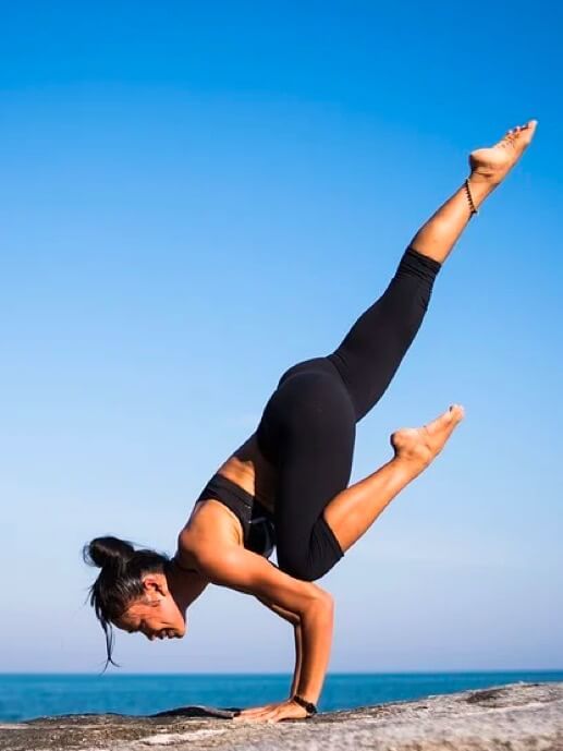 Babel Salud y Asistencia. Mujer haciendo yoga