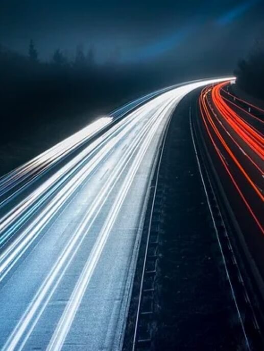 Babel Transporte y Logística. Imagen de una carretera de noche con las luces de los coches.