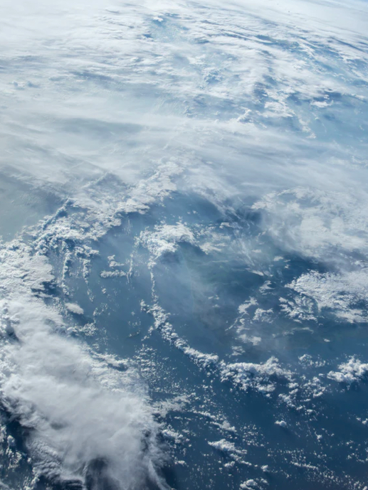 vista de la tierra desde el espacio mostrando nubes